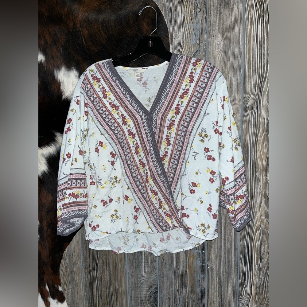 Cato’s brand size XS wrap style flowy 3/4 sleeve blouse